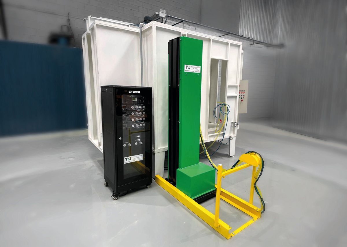 Cabine de pintura eletrostática TPI instalada ao lado do armário de fontes e do reciprocador