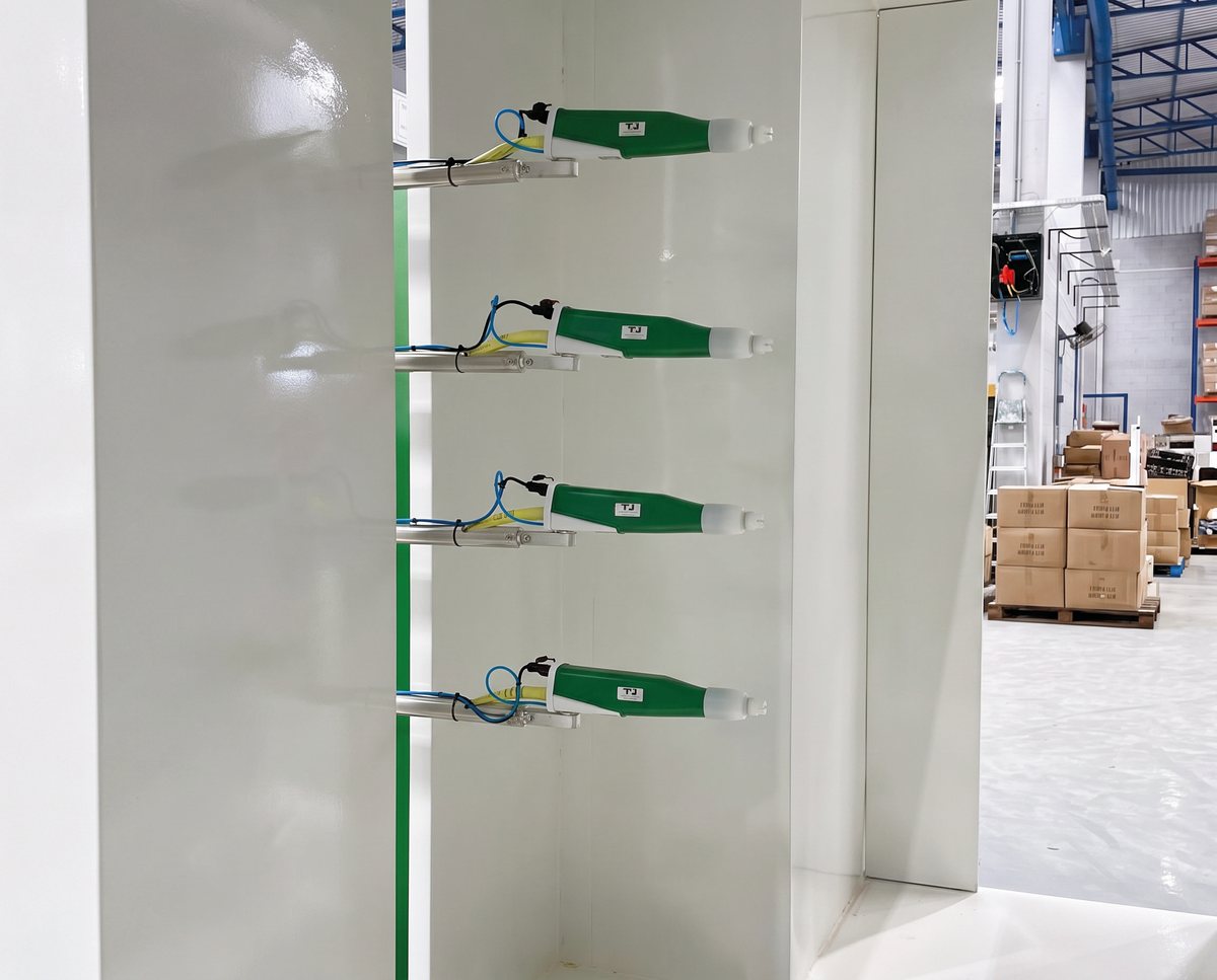 Interior de cabine de pintura TPI com quatro pistolas automáticas montadas em reciprocador